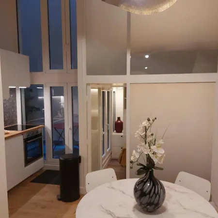 Centre - At Apartment *