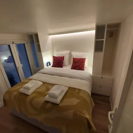 Centre - At Apartment *