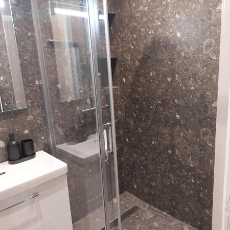 Centre - At Apartment *