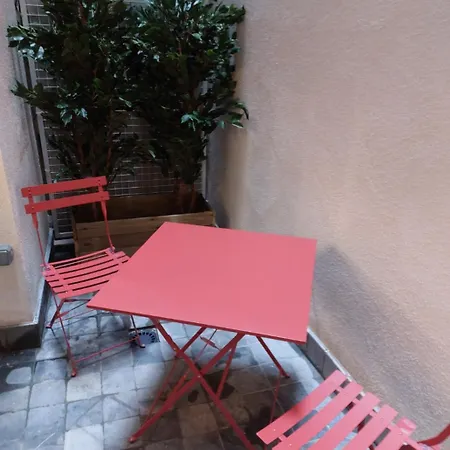 Centre - At Apartment *