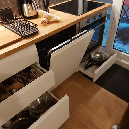 Centre - At Apartment *
