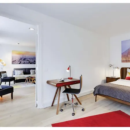 Centre - At Apartment *