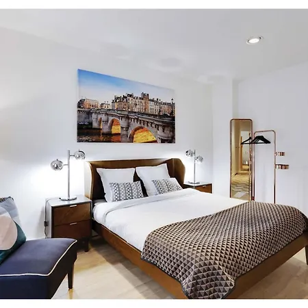 Centre - At Apartment *