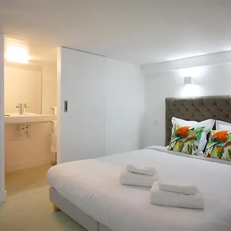 Centre - At Apartment *